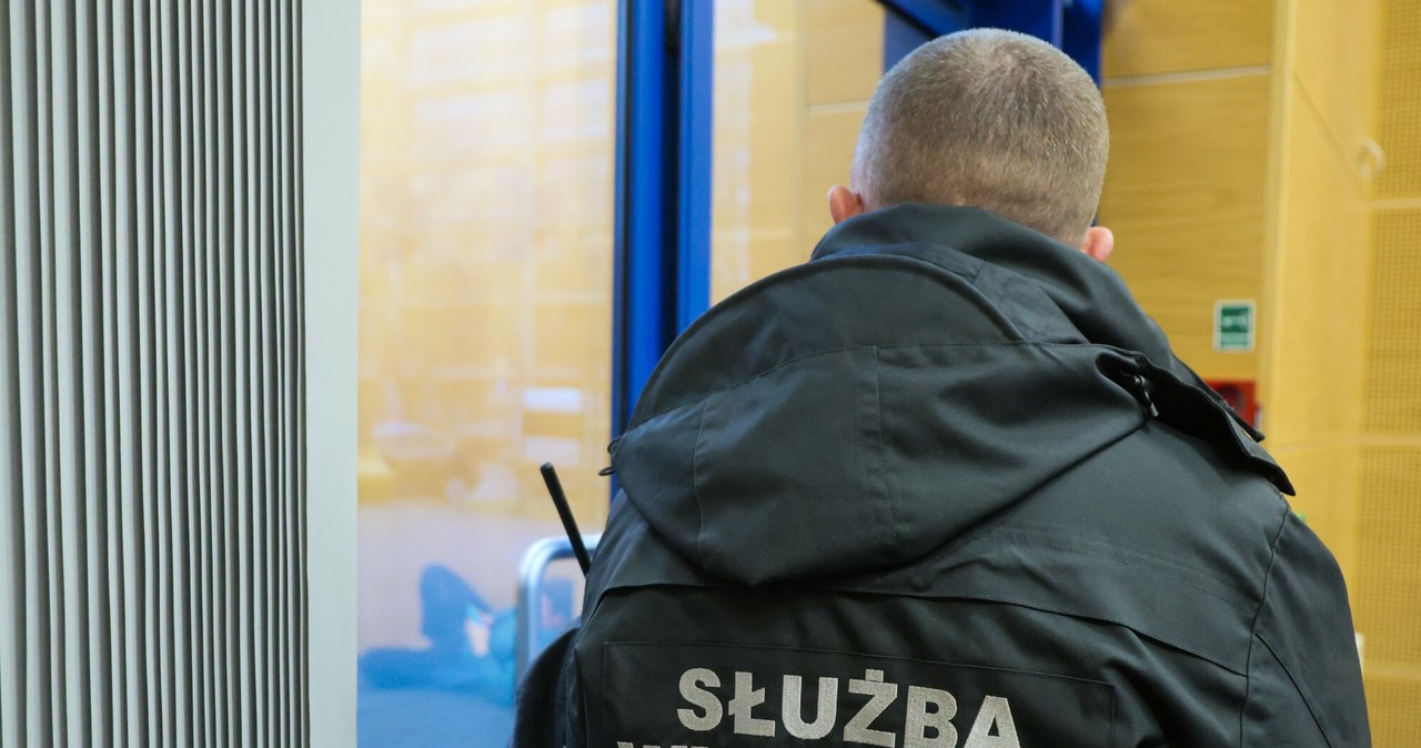 Zbyt poluzowali kajdanki. Kolejni funkcjonariusze więzienni z zarzutami