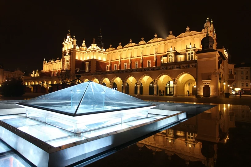 „Szklana piramida” zniknie z krakowskiego rynku? Zaskakujące plany miasta