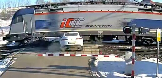 Szokujące nagranie z przejazdu kolejowego. Ominął rogatki i wbił się w pociąg