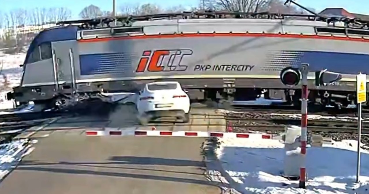 Szokujące nagranie z przejazdu kolejowego. Ominął rogatki i wbił się w pociąg