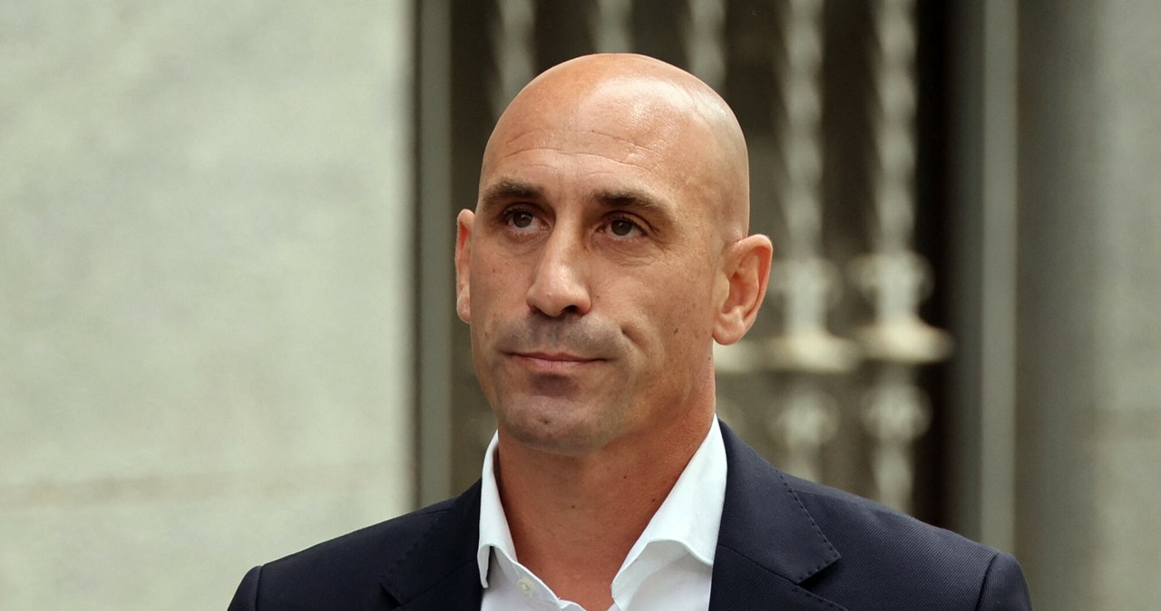 Były szef hiszpańskiej federacji skazany za pocałowanie piłkarki