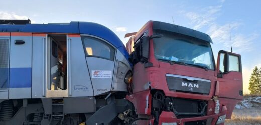 Zderzenie ciężarówki z pociągiem. Kierowcę wyrzuciło z pojazdu