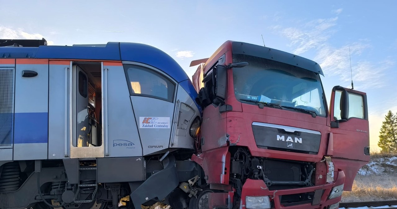 Zderzenie ciężarówki z pociągiem. Kierowcę wyrzuciło z pojazdu