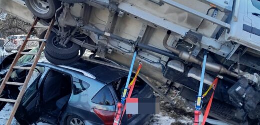 Dostawczak wylądował na dachu auta osobowego. 4 osoby są ranne