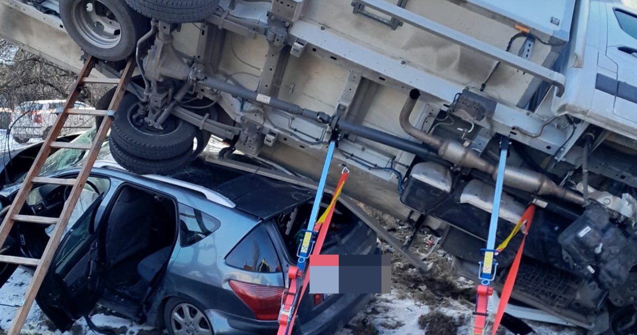 Dostawczak wylądował na dachu auta osobowego. 4 osoby są ranne