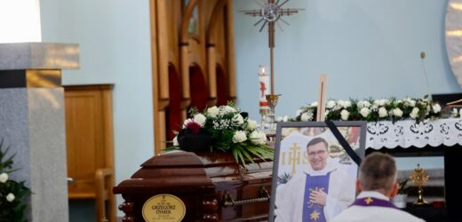 „Śmierć ks. Grzegorza nie może w nas budzić nienawiści”. Pogrzeb proboszcza z Kłobucka