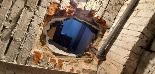 Weszli przez dziurę w suficie piwnicy i okradli kantor [ZDJĘCIA]