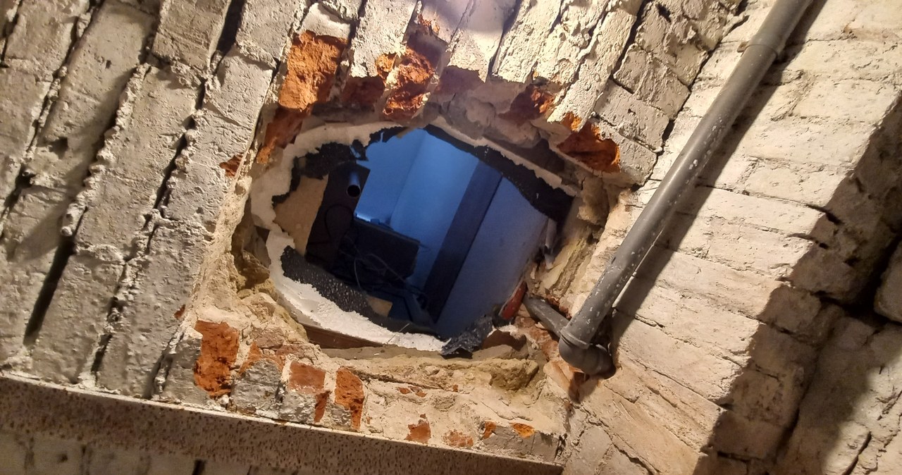 Weszli przez dziurę w suficie piwnicy i okradli kantor [ZDJĘCIA]