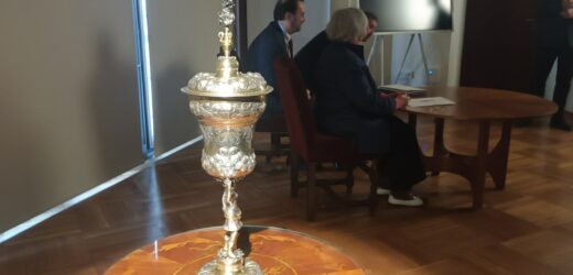 Zamek Królewski na Wawelu z nowym eksponatem. To barokowy puchar