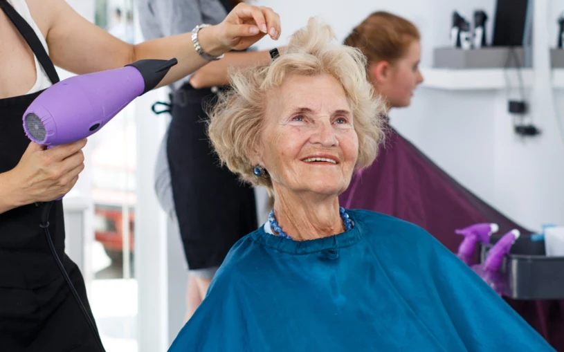 Fryzury odmładzające dla kobiet 70+. Seniorki powinny unikać trzech pułapek