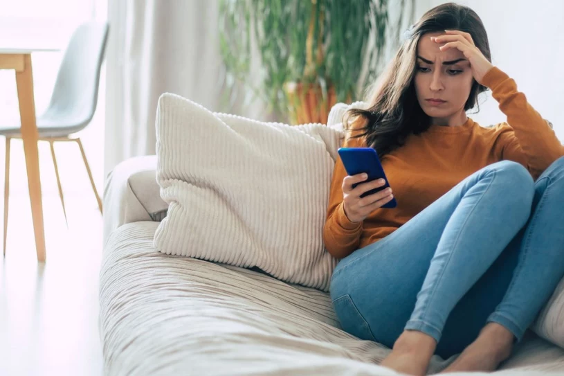 Sprawdzasz profil jego byłej partnerki? Lepiej przestań. Zrujnujesz związek