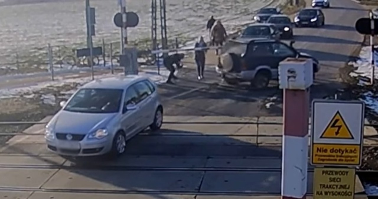 Thriller na torach. Auto się zepsuło, pociąg był coraz bliżej [NAGRANIE]