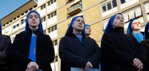 Wierni modlą się za papieża Franciszka po doniesieniach z Watykanu