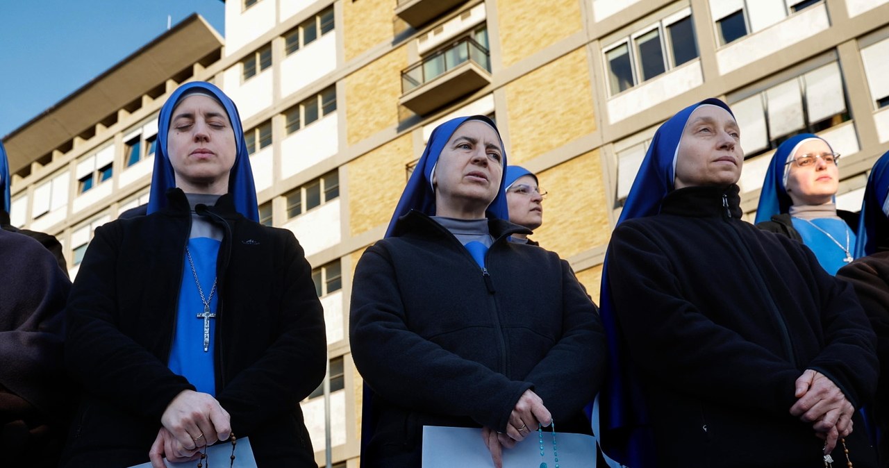 Wierni modlą się za papieża Franciszka po doniesieniach z Watykanu