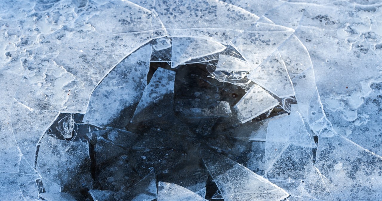 Jeździł motocyklem po tafli lodu. Niewiarygodne zachowanie na zalewie