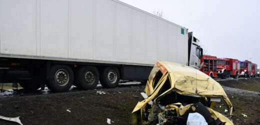 Osobówka zmiażdżona między ciężarówkami. Kierowca nie żyje