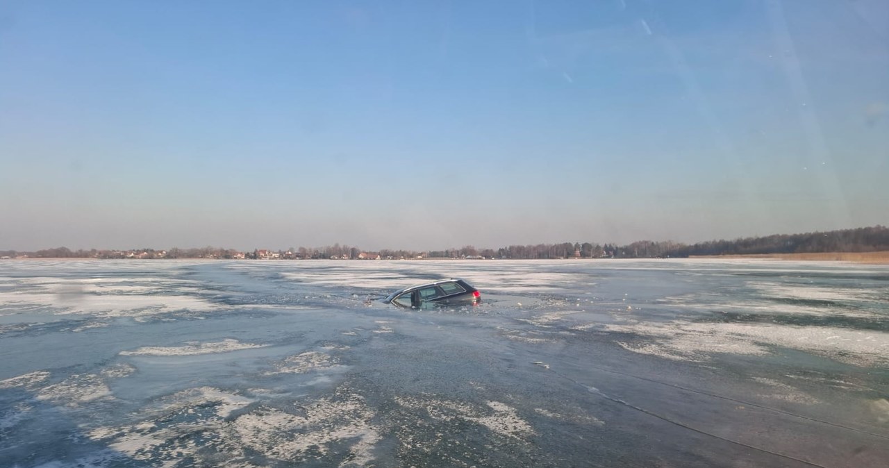 Jeździli po zamarzniętych Śniardwach. Załamał się pod nimi lód