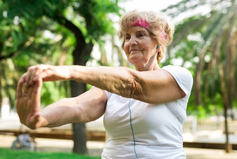 Najlepsze ćwiczenie dla osób 60+. Hamuje starzenie i zapobiega chorobom