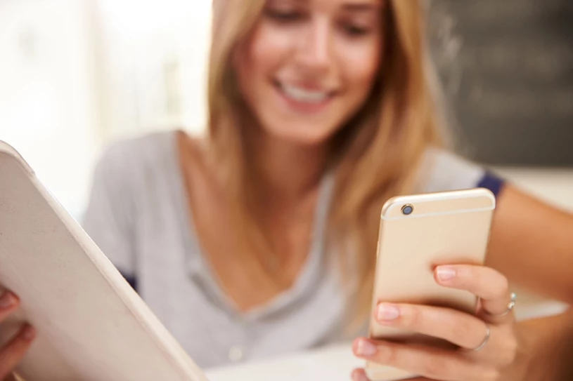 Co i kiedy napisać po pierwszej randce? Strategie i zwroty ekspertów