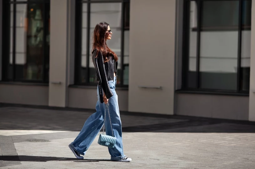 Dzwony powracają! Najmodniejsze jeansy na wiosnę 2025