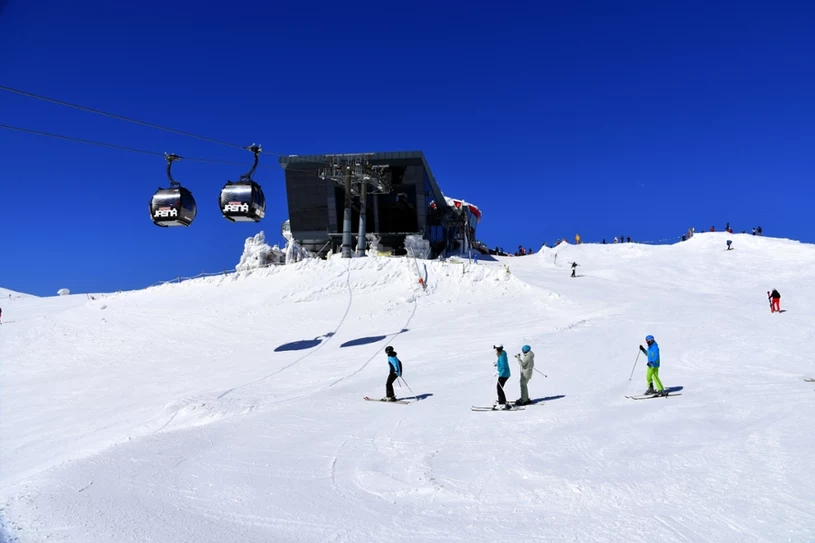 Ostatnie narty w tym sezonie? Tuż za granicą pojeździsz jak w Alpach