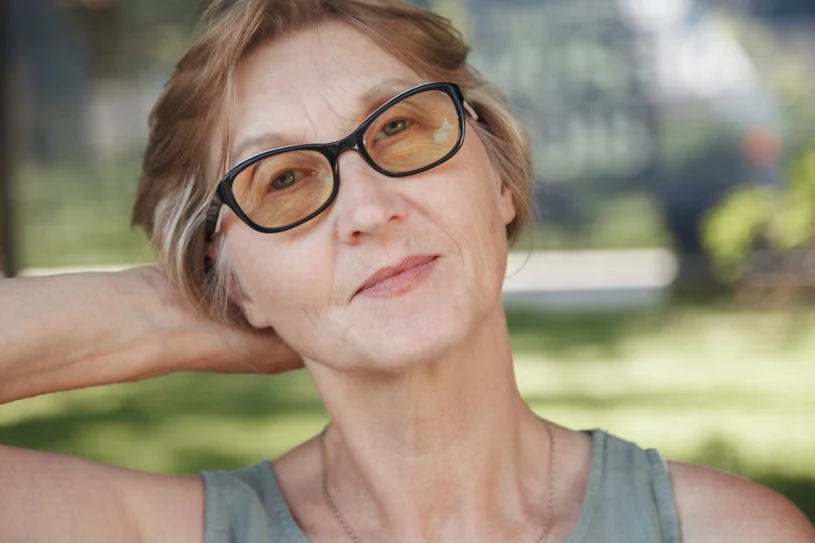 Najgorsze kolory włosów dla kobiet po 60. Jednym farbowaniem dodasz sobie lat