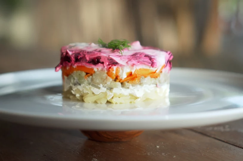 Podana w słoiku zachwyci gości. Sekretem tej sałatki śledziowej jest sos