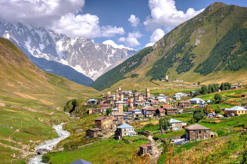 Kurorty nad morzem i górskie panoramy. Mały kraj ma turystom wiele do zaoferowania