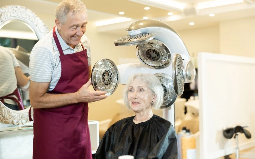Najlepsza fryzura dla pań po 60. Łatwo się układa, pasuje każdemu i odejmuje lat