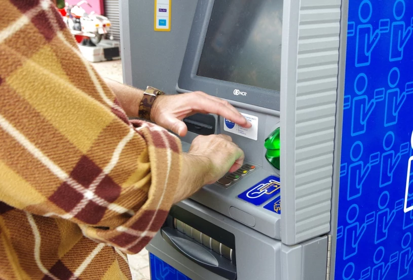 Co się stanie, gdy wpiszesz PIN od tyłu w bankomacie? Zaskakujące