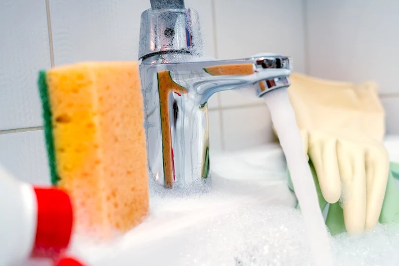 Zmieszaj z wodą. Osad z kamienia zniknie, a kran będzie błyszczeć