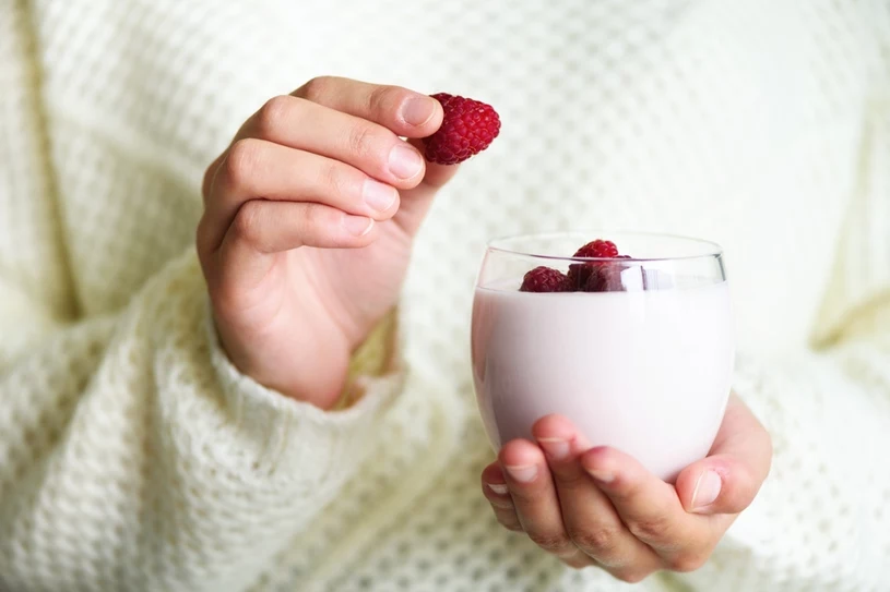 Wystarczy dodać do kefiru. Pij codziennie, a kilogramy polecą w dół