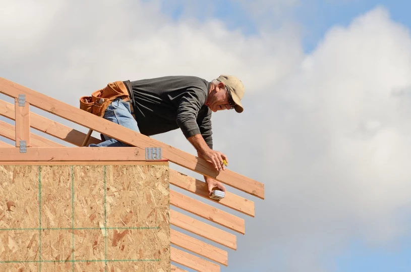 Na działkę sąsiada wjechała koparka. Jak sprawdzić, co buduje?