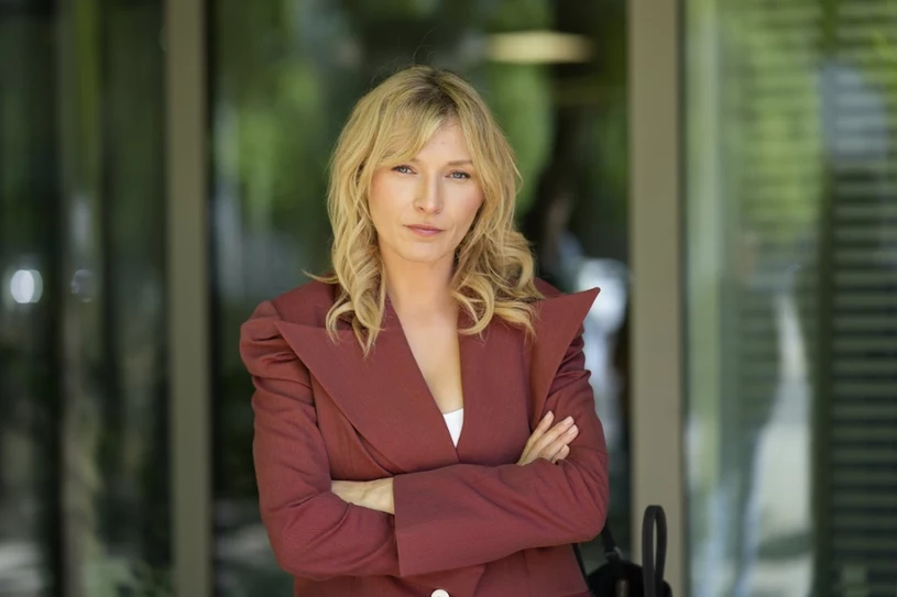 Garnitur zamiast sukienki? Mela Koteluk pokazuje, jak to zrobić