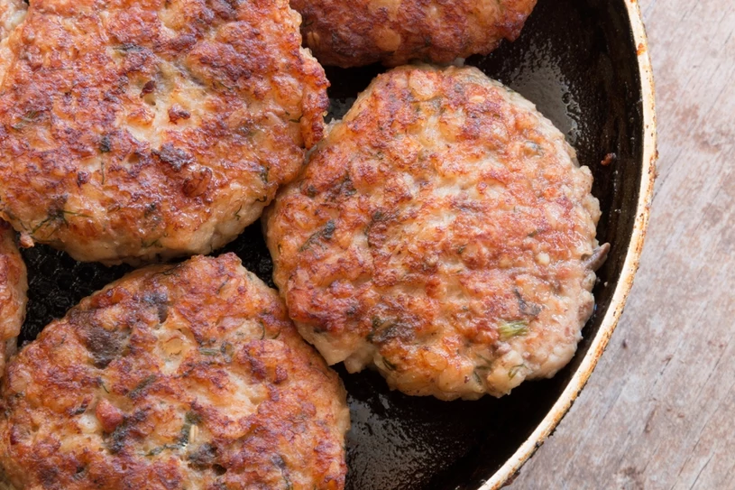 Mielone będą rozpływać się w ustach. Dodaj do mięsa zaskakujący składnik